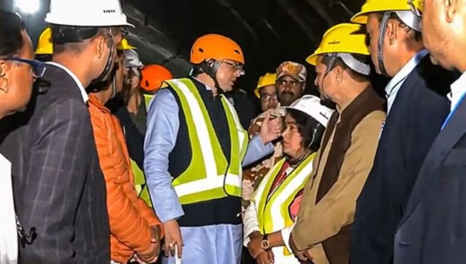 Uttarkashi Tunnel Rescue: अंधेरी सुरंग में 400 घंटे, हौसले से जीती जंग, मजदूरों ने नहीं हारा हौसला