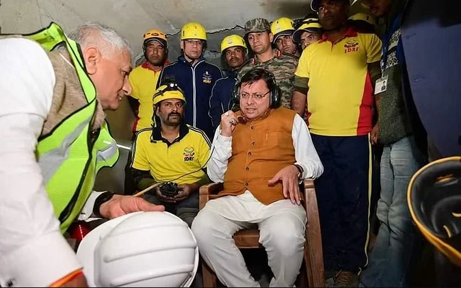 Uttarkashi Tunnel Rescue: CM Dhami ने सुरंग में फंसे श्रमिकों से की बात, इन बातों से बढ़ाया हौसला