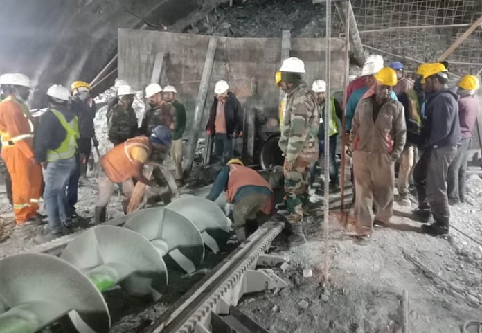 Uttarkashi सुरंग उद्धार: अब मैनुअल खोदाई होगी, सुरंग में खोदाई machine टूटकर pipe में फंसी।