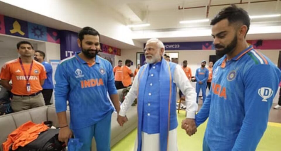 Team India के Dressing Room में PM Modi के जाने का Video आया सामने, सबको Delhi आने का दिया निमंत्रण