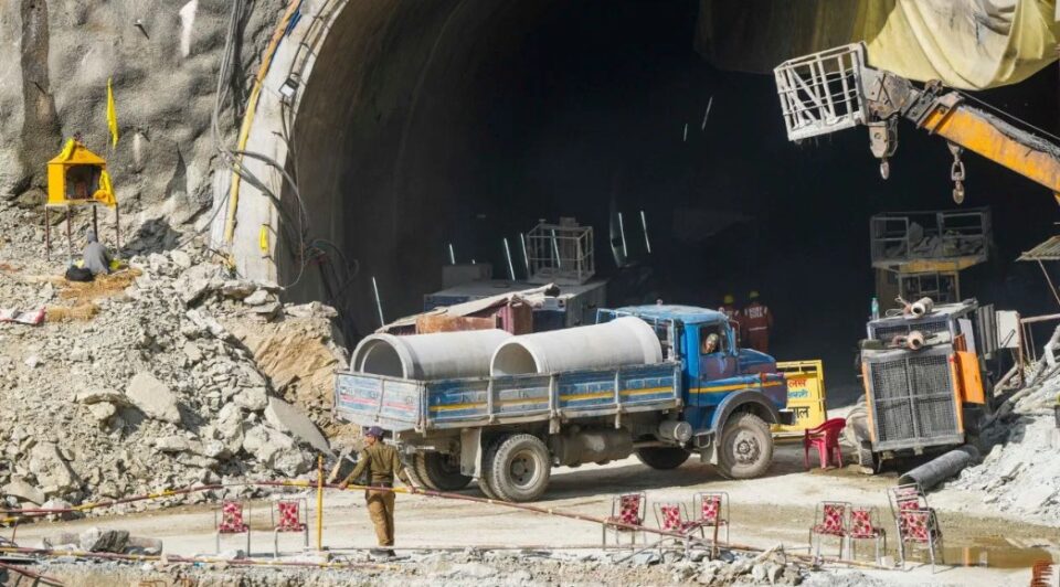 Uttarkashi Tunnel Updates: सीएम धामी पहुंचे उत्तरकाशी, रेस्क्यू ऑपरेशन का लिया जायजा