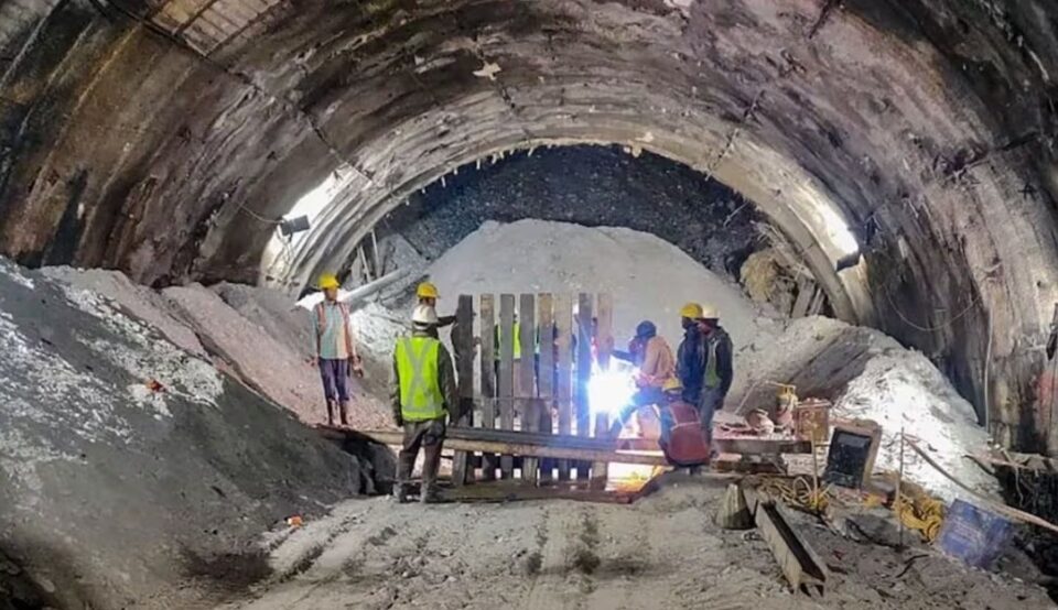 Uttarkashi Tunnel: मजदूरों को निकालने का काम तेज, अगले 15 घंटे होंगे अहम