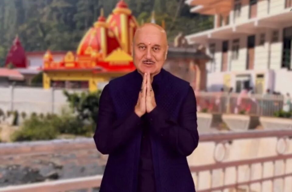 Anupam Kher Kainchi Dham में बाबा नीम करोली महाराज के महत्व की प्रशंसा करते हैं और उन मशहूर हस्तियों की सूची में शामिल हो गए