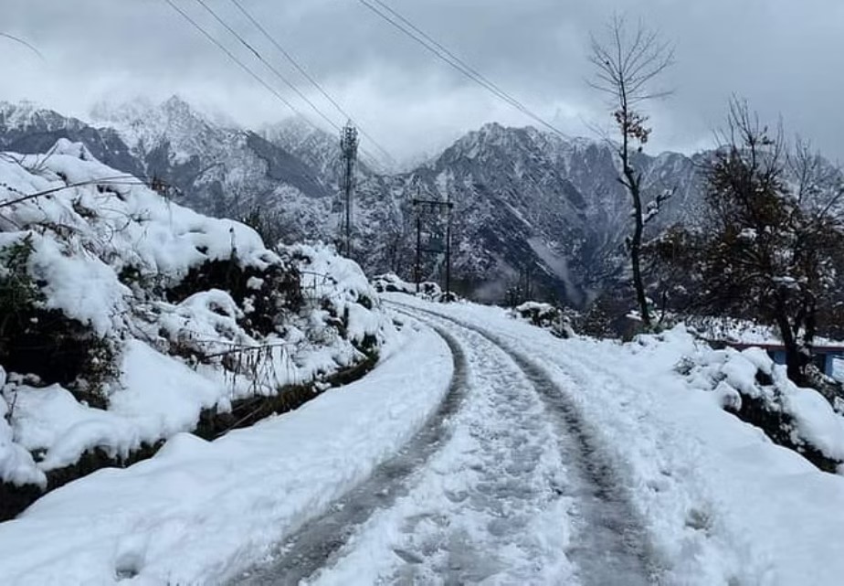 Uttarakhand में New Year से पहले मौसम में परिवर्तन का अनुमान, ठंडक बढ़ाने के लिए मैदानों में तापमान में थोड़ी वृद्धि हो सकती है, पहाड़ी इलाकों में बर्फबारी