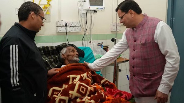 CM Dhami ने 100 वर्षीय स्वतंत्रता सेनानी Chindrialal Rahi से मुलाकात की, Doon Medical College Hospital में सहायता का आश्वासन दिया