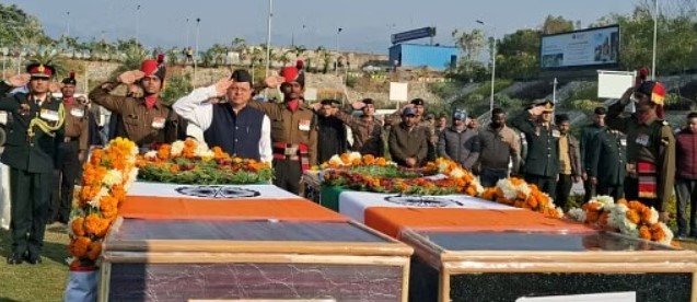 Poonch attack: शहीदों के पार्थिव शरीर राज्य में पहुंचने पर Uttarakhand के मुख्यमंत्री Dhami ने श्रद्धांजलि अर्पित की
